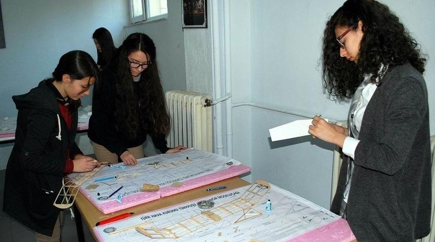 Liseli Gen&ccedil;ler U&ccedil;ak Yapmayı &Ouml;ğreniyor