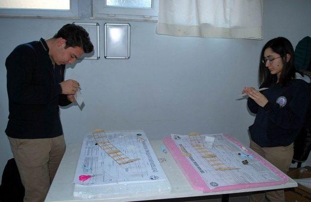 Liseli Gen&ccedil;ler U&ccedil;ak Yapmayı &Ouml;ğreniyor 1