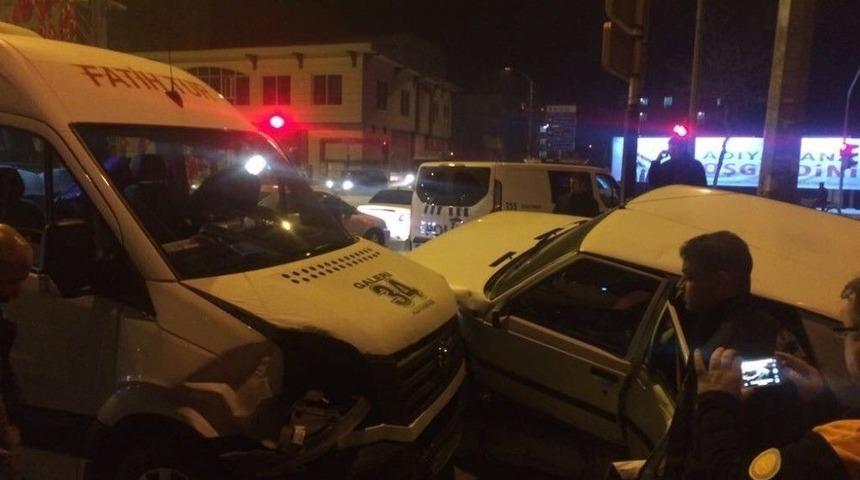 Minib&uuml;s İle Otomobil &Ccedil;arpıştı: 2 Yaralı