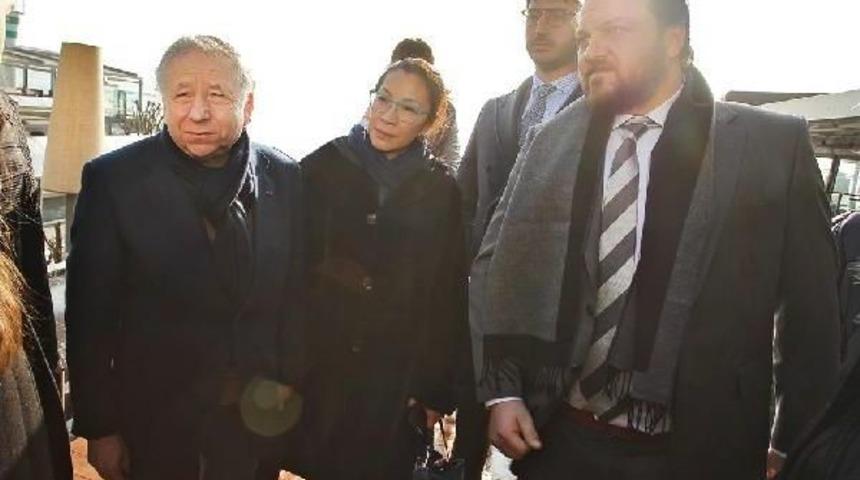 Fıa Başkanı, Reina'ya Karanfil Bıraktı