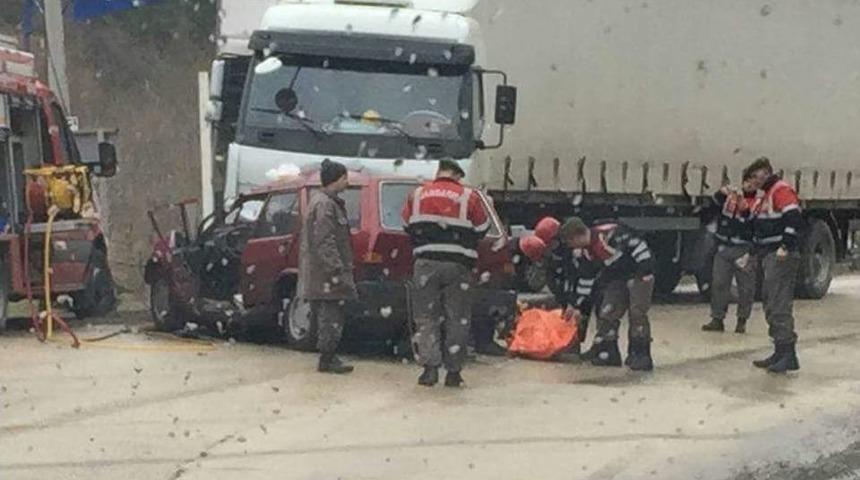 Bursa&rsquo;da Yağmurda Kayan Otomobil Tır&rsquo;ın Altına Girdi: 2 Kişi &Ouml;ld&uuml;