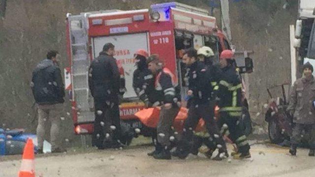 Bursa’da Yağmurda Kayan Otomobil Tır’ın Altına Girdi: 2 Kişi Öldü