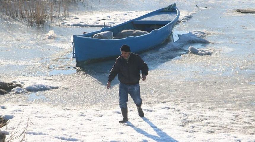Beyşehirli Balık&ccedil;ılar Donan G&ouml;l&uuml;n Ava A&ccedil;ılmasını Bekliyor