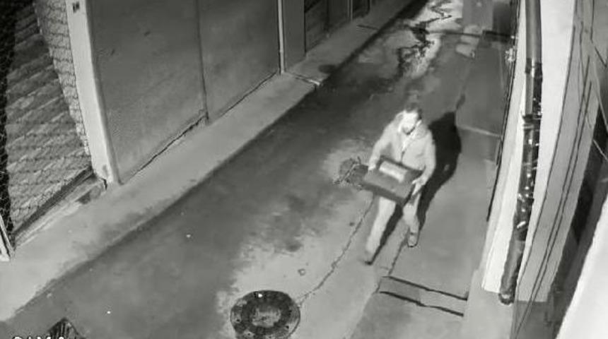 &Ccedil;aldığı Yazar Kasayı G&uuml;venlik Kamerası Altında A&ccedil;tı