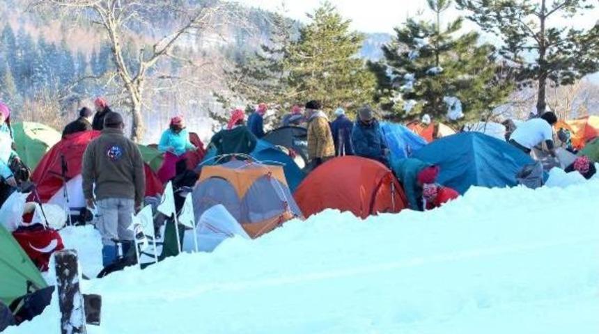 'istiklal Yolu' Y&uuml;r&uuml;y&uuml;ş&uuml;nde 1 Metre Karda Kamp