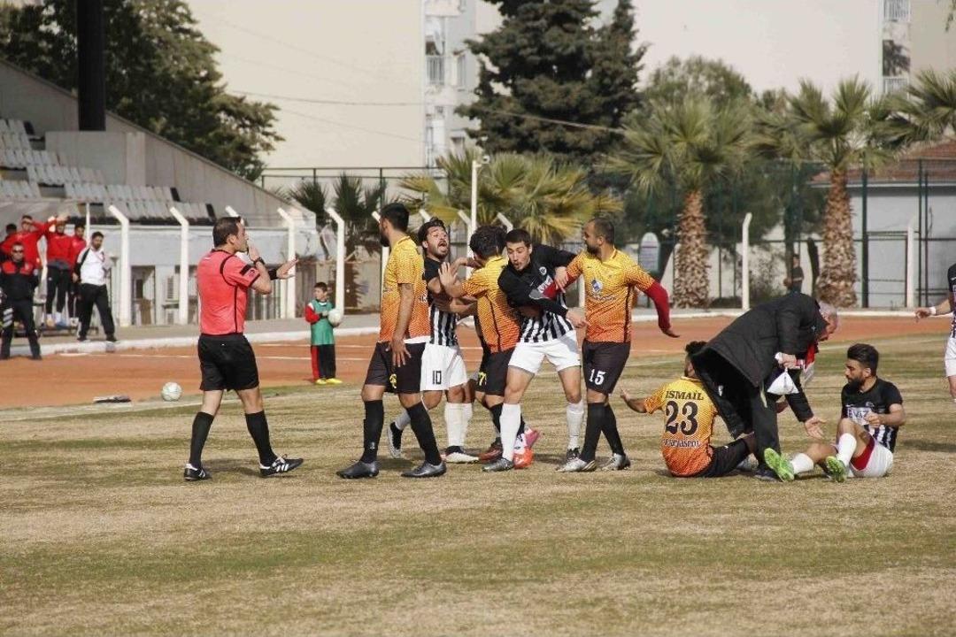 Kuşadası&rsquo;nda Olaylı Ma&ccedil;ta Kartlar Havada U&ccedil;uştu