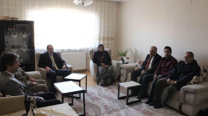 Kovancılar Protokol&uuml;nden Şehit Ailesini Ziyaret