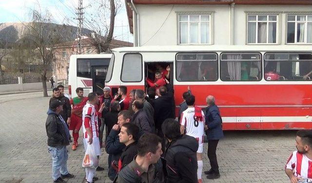 Kendisine K&uuml;f&uuml;r Eden 2 Taraftara Saldırdı 1