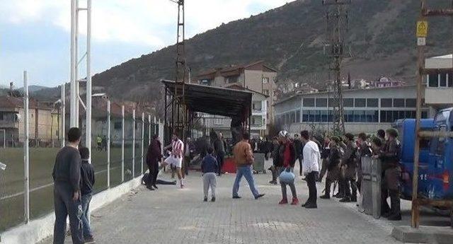 Kendisine K&uuml;f&uuml;r Eden 2 Taraftara Saldırdı 2