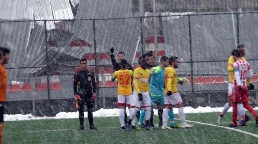 Futbolcusu Hakemin Y&uuml;z&uuml;ne Forma Atan Amat&ouml;r Takım 3-0 Mağlup