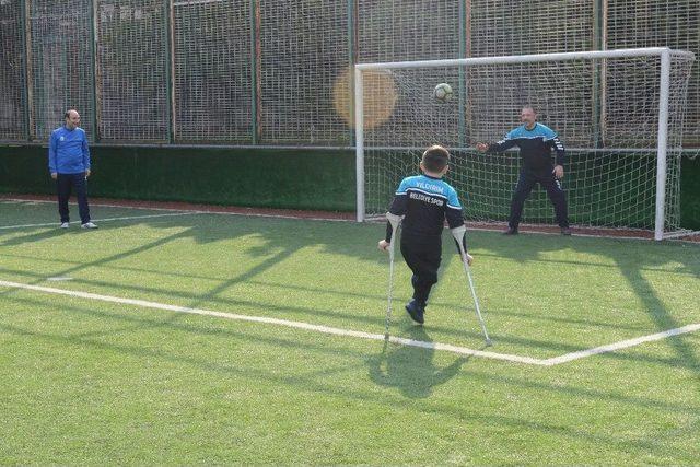 Edebali Göz Bandı Takarak Futbol Oynadı, Atış Yaptı 1