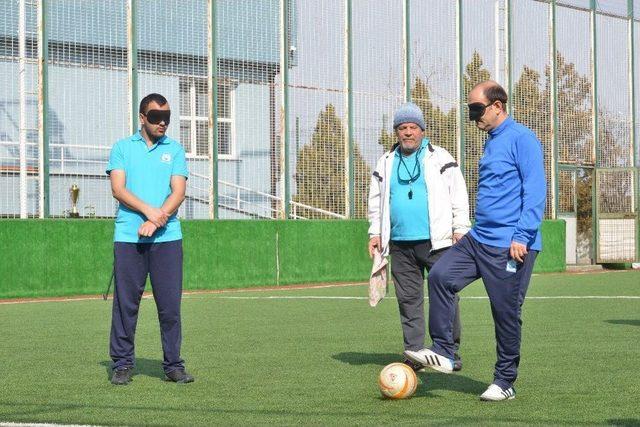 Edebali Göz Bandı Takarak Futbol Oynadı, Atış Yaptı 2
