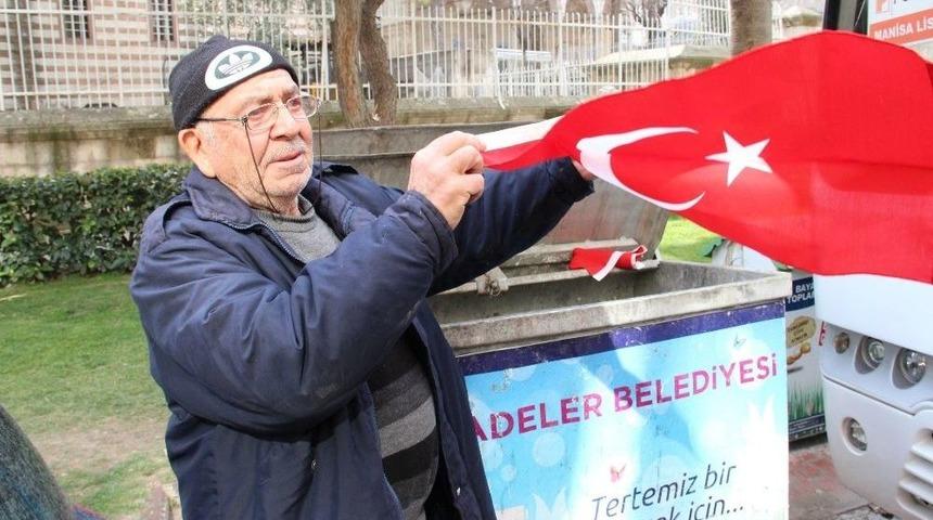 Çöpte Bulduğu Bayrakları Esnafa Dağıtacak
