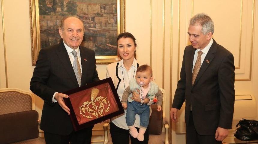 Frankfurt Belediye Başkanı, Türk Eşiyle Birlikte İbb’yi Ziyaret Etti