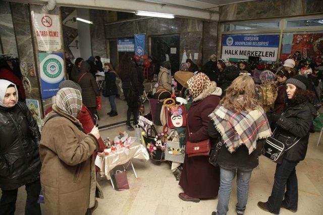 Kadınlar El Emeği Göz Nuru Eserlerini Sergiledi