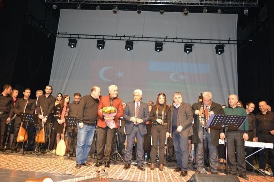 Azeri T&uuml;rk&uuml;lerine İlgi B&uuml;y&uuml;kt&uuml;