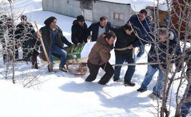 İstanbul'da Öldürülen Güvenlik Görevlisi Sivas'ta Toprağa Verildi