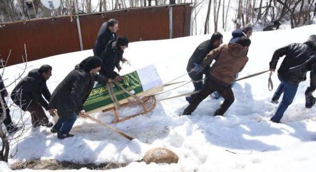 İstanbul'da Öldürülen Güvenlik Görevlisi Sivas'ta Toprağa Verildi