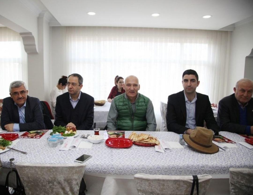 Başkan Altınok &Ouml;z, Elazığlılarla Kahvaltıda Bir Araya Geldi