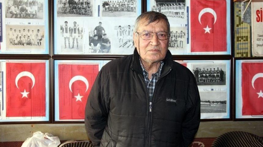Eski Futbolcu Anılarını Kıraathanede Yaşatıyor