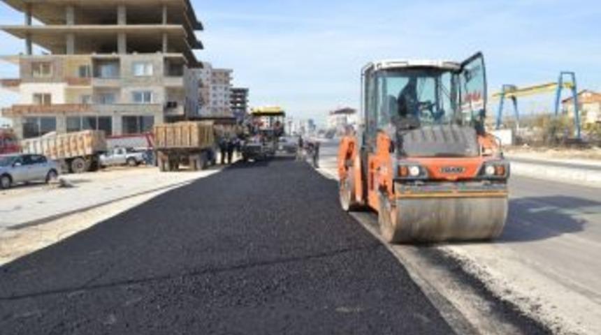 Erdemli&rsquo;de Asfalt &Ccedil;alışmaları S&uuml;r&uuml;yor