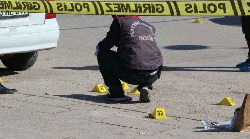 Diyarbakır'da Acil Servisi &Ouml;n&uuml;nde &Ccedil;atışma: 1 &Ouml;l&uuml;, 1'i Polis 3 Yaralı