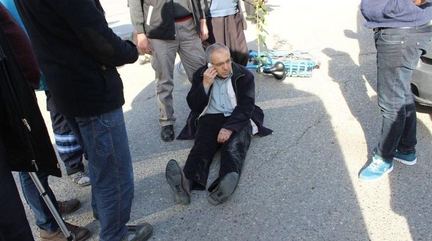 Yaralı Adam Telefonlara Bakmaktan Acısını Unuttu