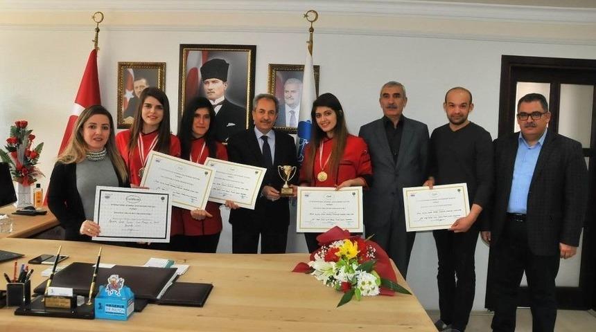 Başkan Akkaya, Uluslararası Yarışmada Altın Kazanan &Ouml;ğrencileri Altınla &Ouml;d&uuml;llendirdi