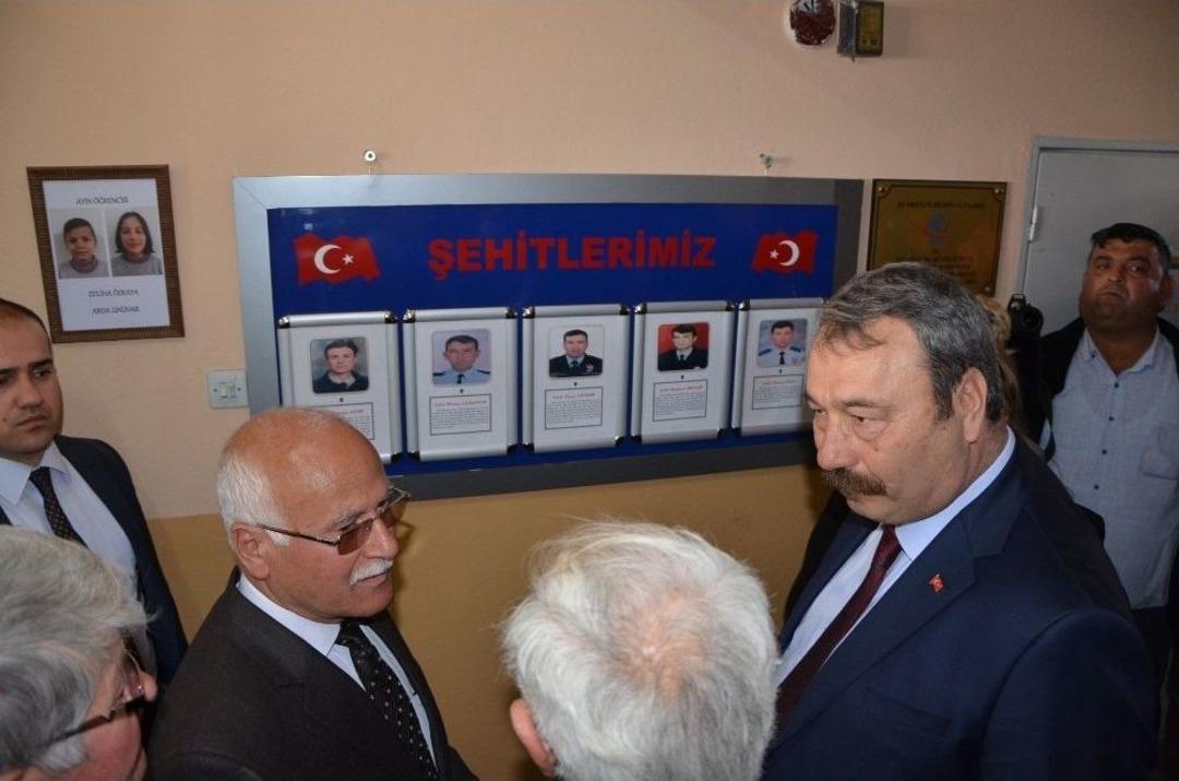 5 Polis Şehit Veren K&ouml;y&uuml;n &Ouml;ğrencilerine Polisten Giyecek Yardımı