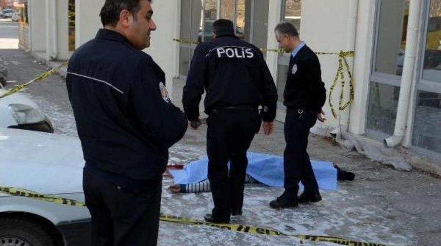 Kayseri'de Sağlık Memuru 4'&uuml;nc&uuml; Kattan Atlayıp Intihar Etti