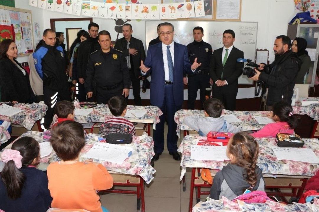 Şırnak Emniyeti, &Ouml;ğrencilere Top Ve Satran&ccedil; Takımı Dağıttı