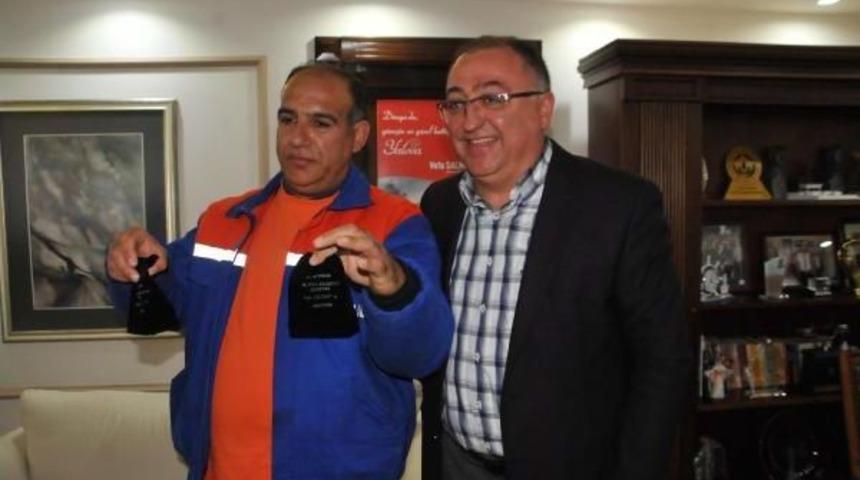 Temizlik Iş&ccedil;isinin &Ouml;rnek Davranışına Altın &Ouml;d&uuml;l