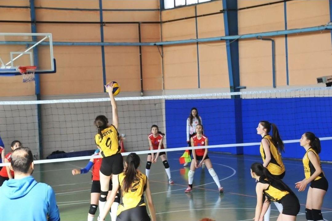 İdmanyurdu Spor Voleybol Takımı Başarısını S&uuml;rd&uuml;r&uuml;yor