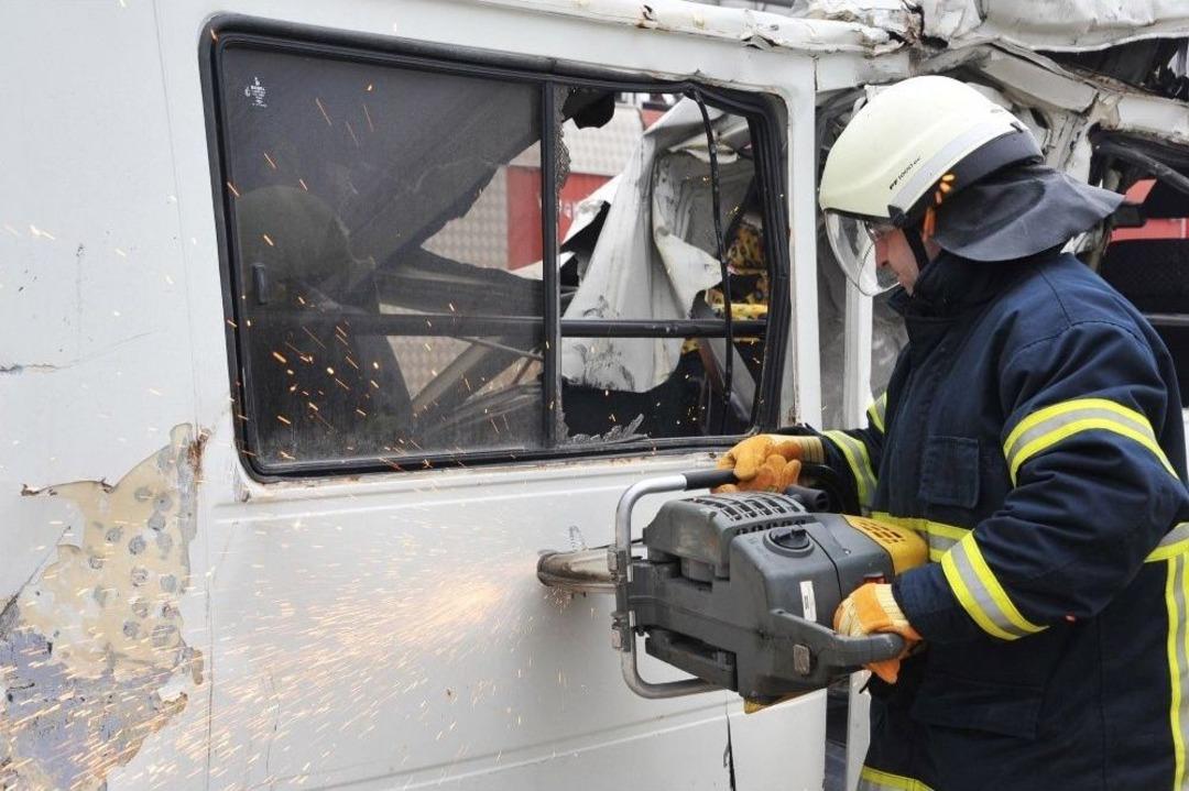 Boz&uuml;y&uuml;k Belediyesi İtfaiye Ekibinden Hurda Ara&ccedil; Tatbikatı