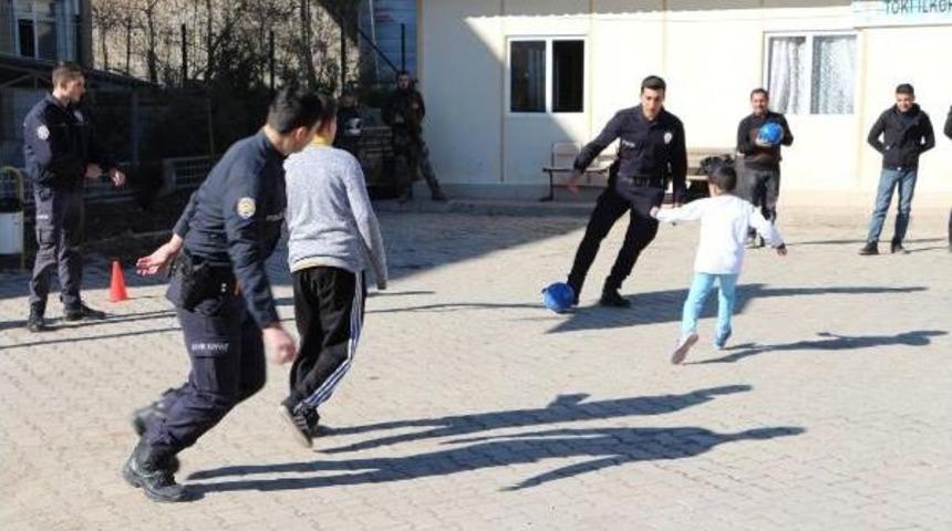 Şırnaklı &Ccedil;ocuklar, Futbol Ma&ccedil;ında Polisleri Yendi