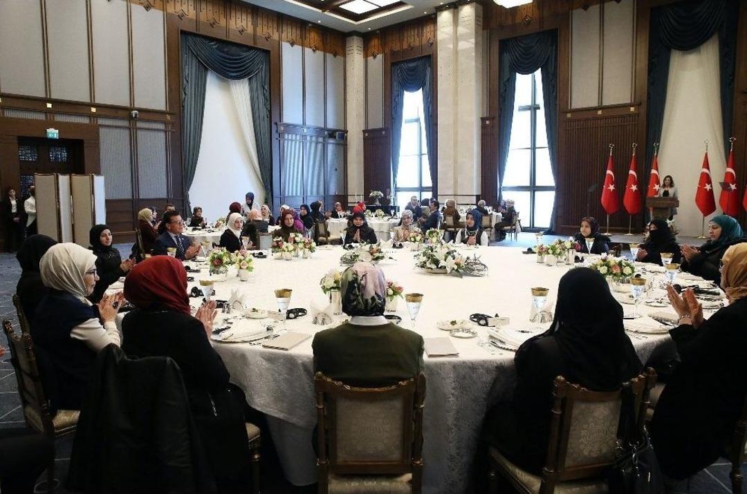 Emine Erdoğan Suriyeli Kadınları K&uuml;lliyede Ağırladı