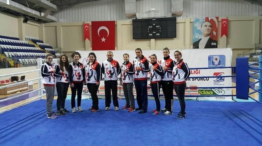 Karab&uuml;kl&uuml; Bayan Boks&ouml;rler Madalyalarla D&ouml;nd&uuml;