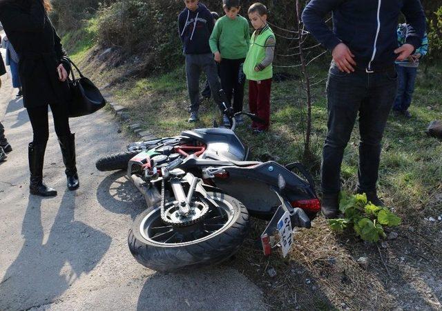 Motosiklet Kaldırıma Çarpıp Takla Attı: 1 Yaralı