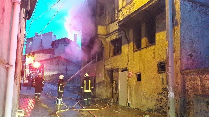 K&uuml;tahya&rsquo;da Metruk Binada Yangın