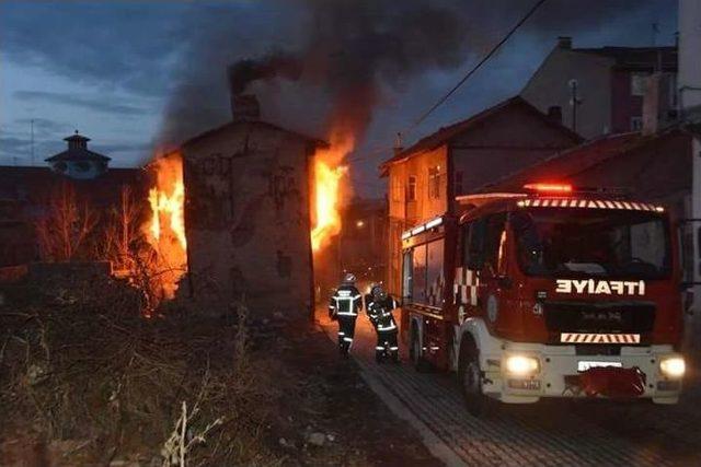 Kütahya’da Metruk Binada Yangın