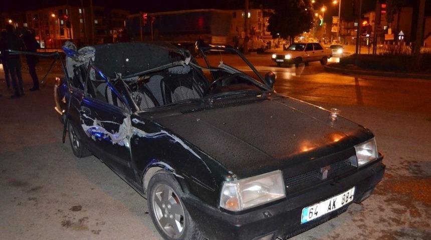 Otomobil Kırmızı Işıkta Duran Kamyona &Ccedil;arptı: 1 Yaralı