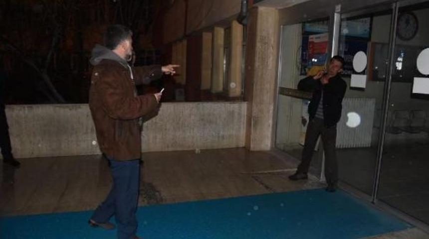 K&uuml;tahya Valiliği &Ouml;n&uuml;nde Ustura Ile Intihar Girişimi