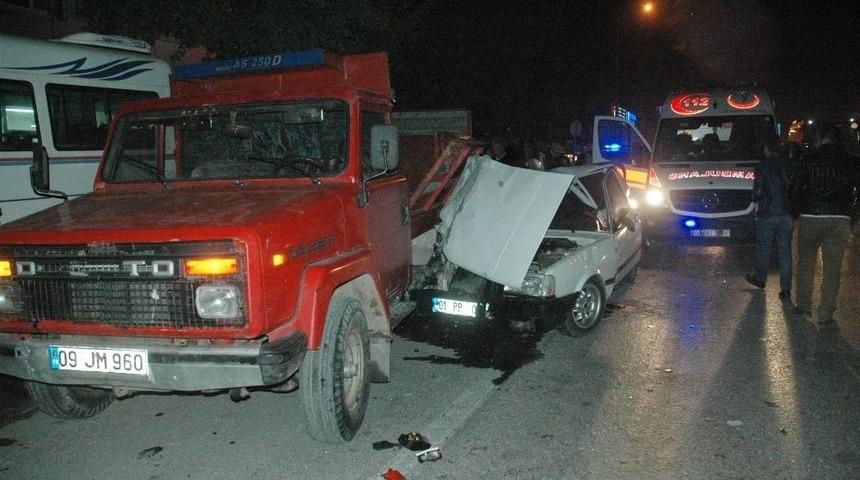 Otomobil Park Halindeki Kamyonete &Ccedil;arptı: 3 Yaralı