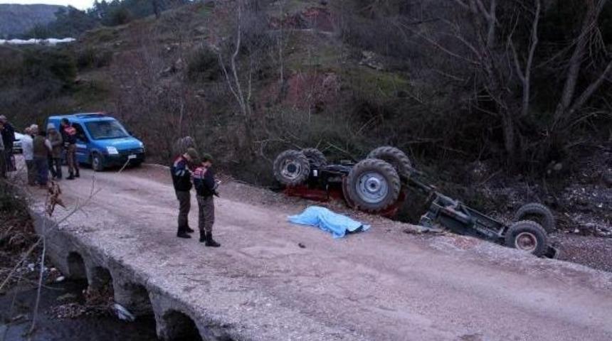 Dere Yatağına Devrilen Trakt&ouml;r&uuml;n Altında Can Verdi