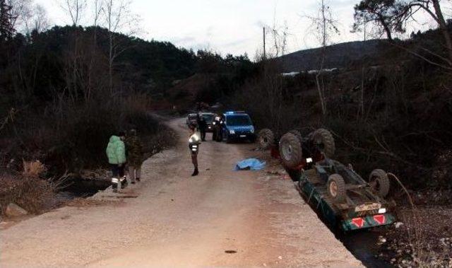 Dere Yatağına Devrilen Traktörün Altında Can Verdi