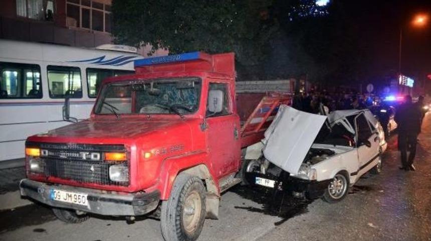 Otomobil, Kamyonete &Ccedil;arptı: 3 Yaralı