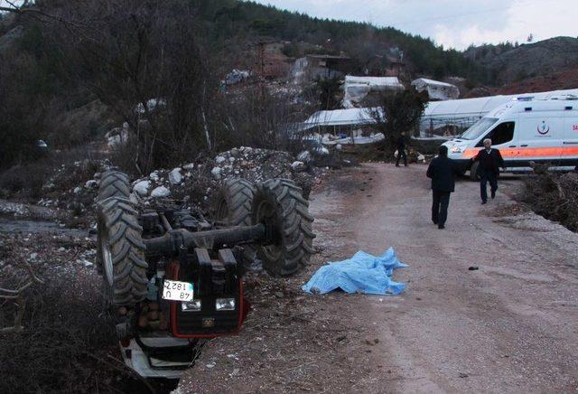 Traktör İle Beton Bariyerlerin Arasına Sıkışan Sürücü Öldü