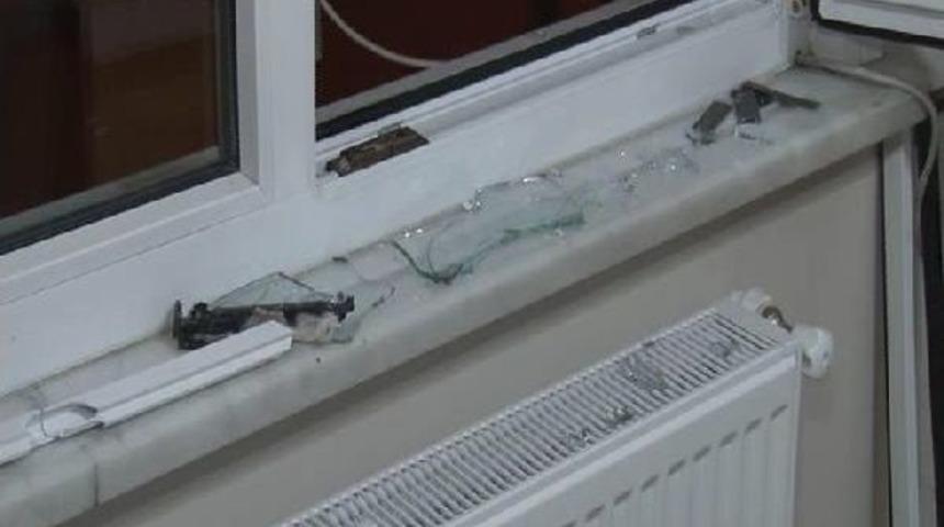 Gazeteci Cem K&uuml;&ccedil;&uuml;k'&uuml;n Kardeşinin Oturduğu Eve 4 Kurşun Isabet Etti