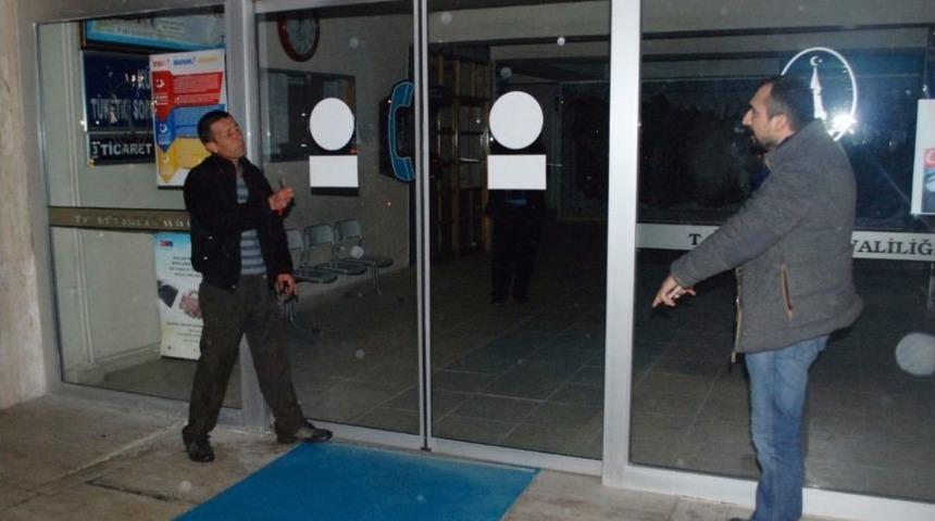 K&uuml;tahya&rsquo;da Valilik &Ouml;n&uuml;nde İntihara Teşebb&uuml;s