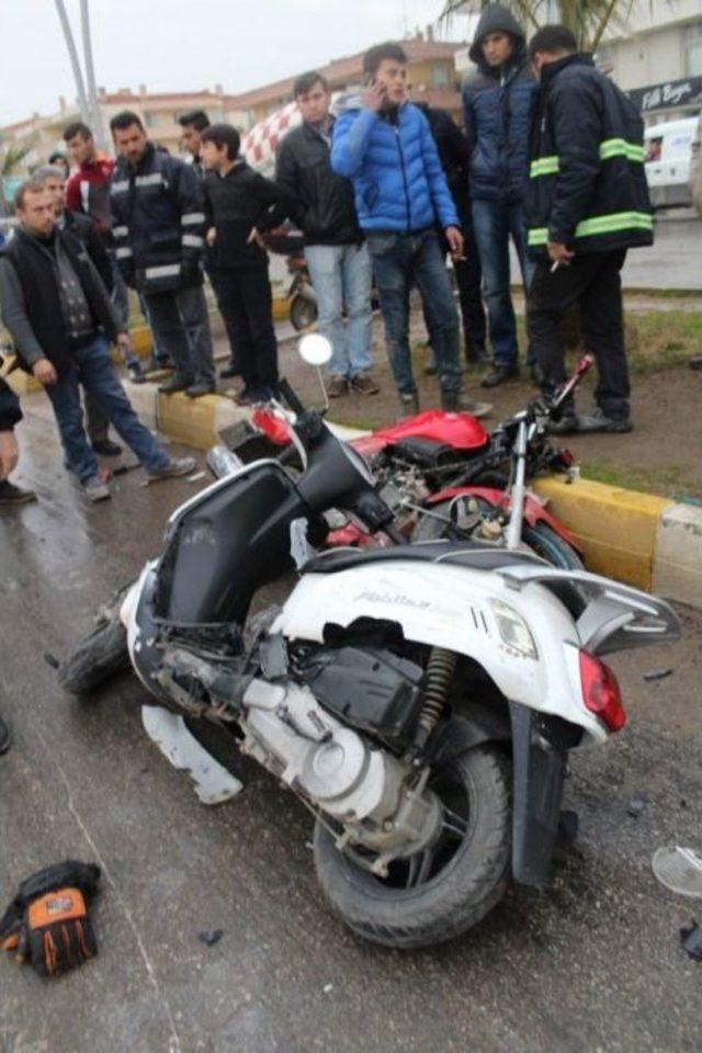 Balıkesir’de İki Motosiklet Çarpıştı: 2 Yaralı